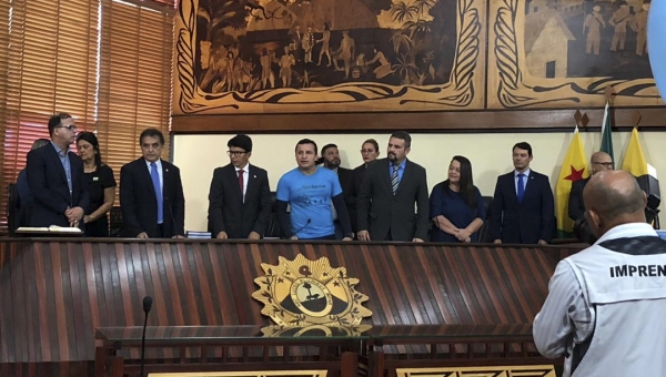 Deputados estaduais realizam sessão para tratar sobre o autismo sem intérprete de Libras