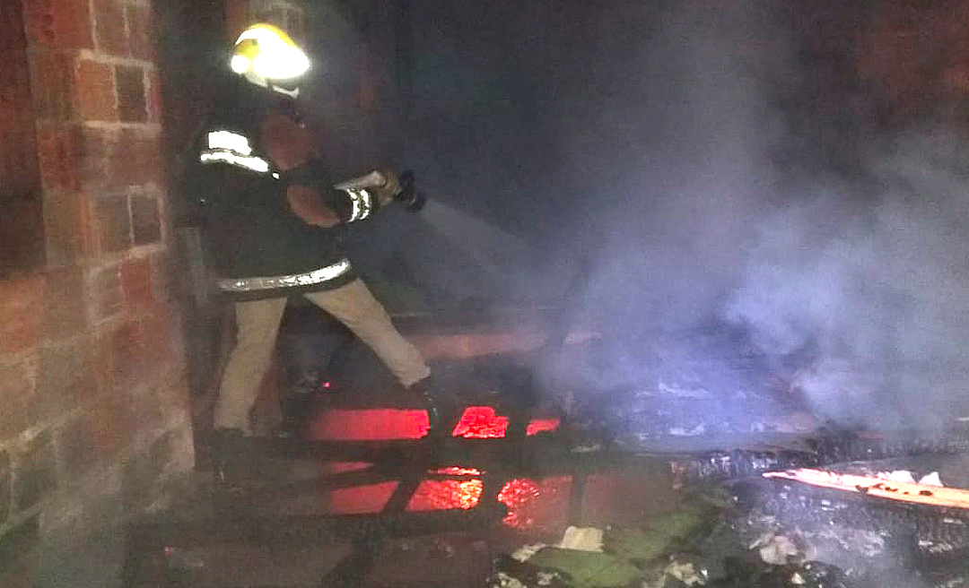 Casa pega fogo no bairro Recanto dos Buritis em Rio Branco