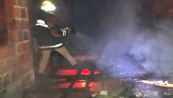 Casa pega fogo no bairro Recanto dos Buritis em Rio Branco