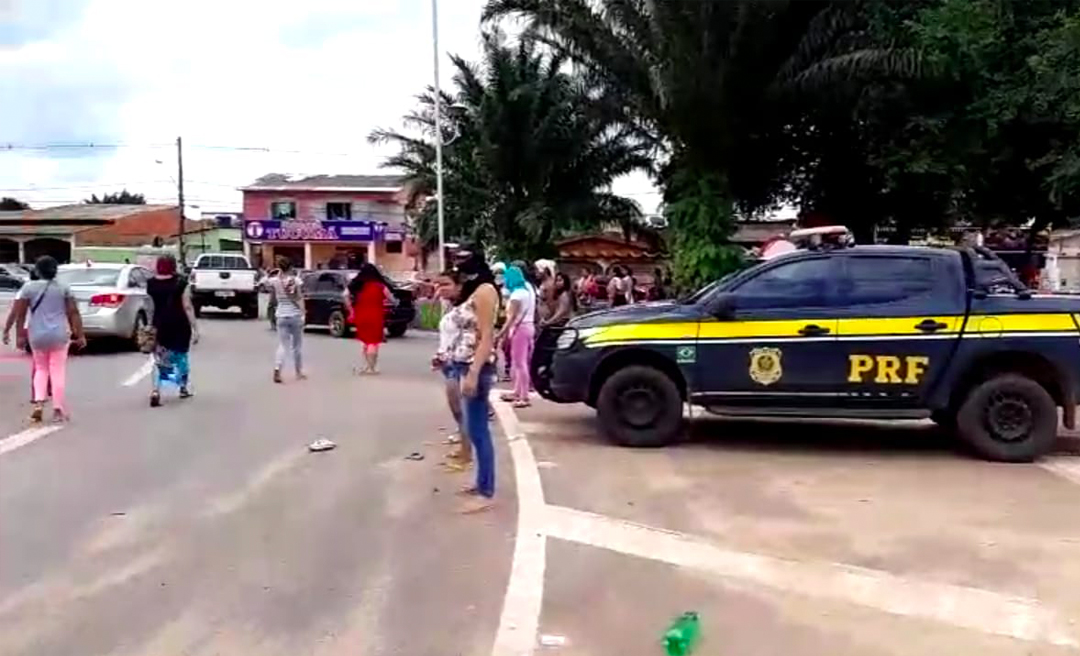 Mulheres de presos voltam a fechar a BR-364 na rotatória da Ufac 