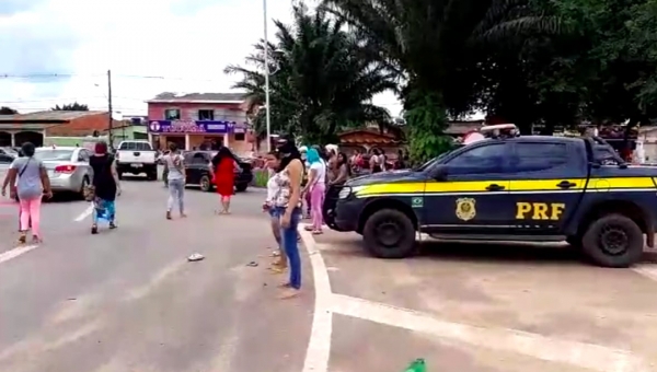 Mulheres de presos voltam a fechar a BR-364 na rotatória da Ufac 