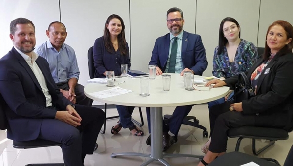 No Ministério da Saúde Alan Rick busca solução para fábrica de preservativos da Natex