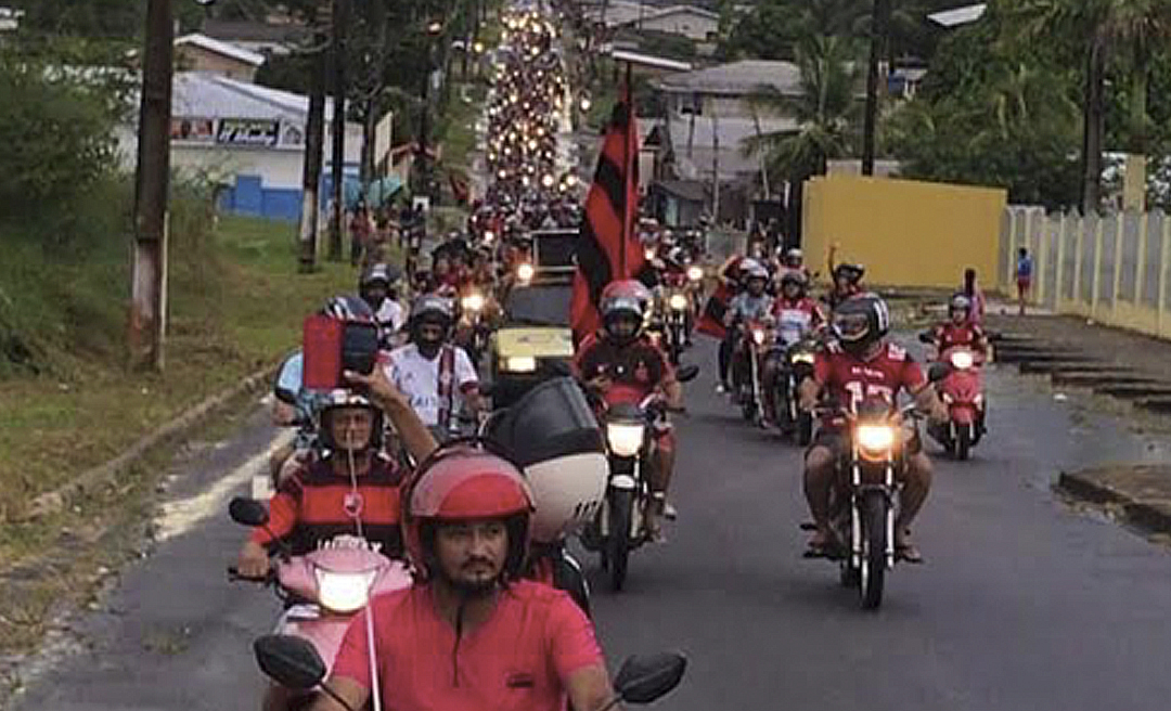 Centenas de flamenguistas saem às ruas de Cruzeiro do Sul em carreata após título do Flamengo sobre o Vasco 