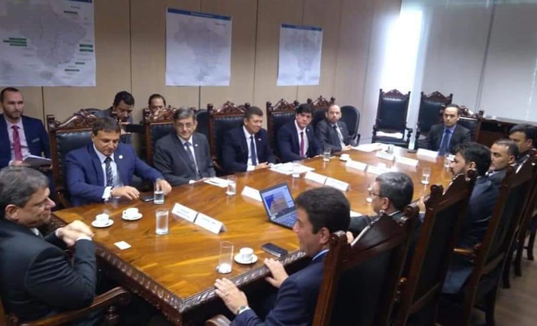 Em Brasília, Gladson se reúne com ministro de Infraestrutura e pede apoio para recuperação de rodovias do Acre e conclusão da ponte do rio Madeira