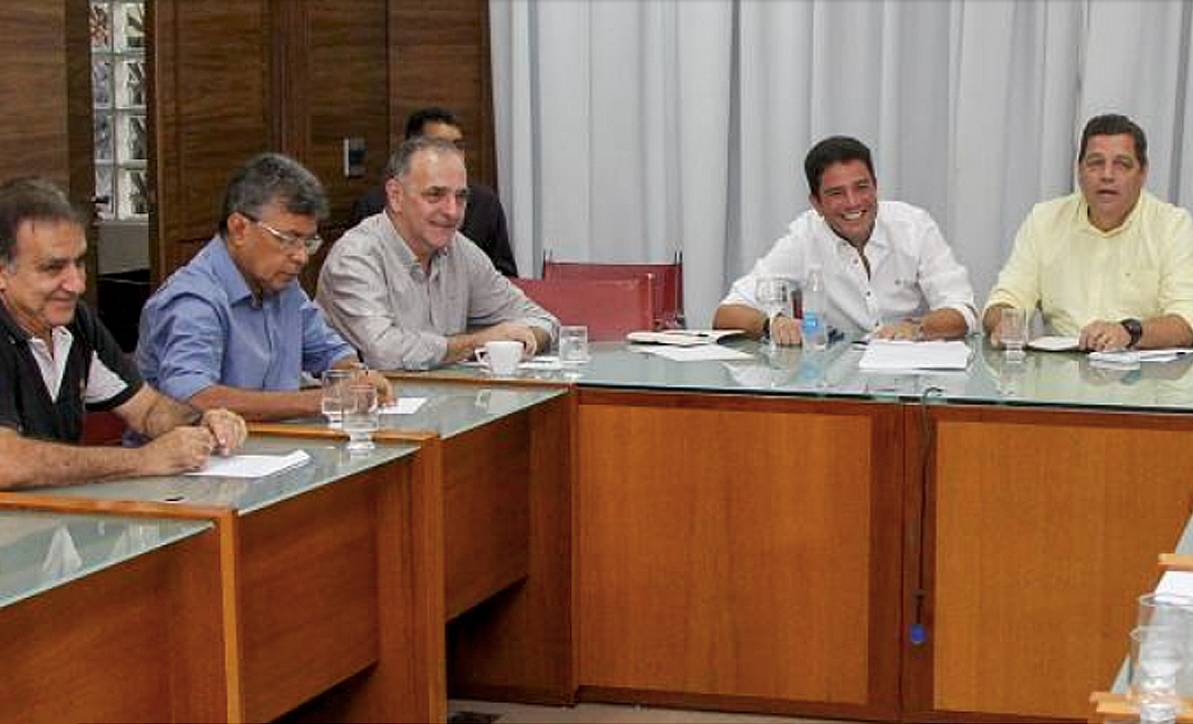 Com novo líder na Assembleia, Gladson reage e reúne 14 deputados da base na Casa Azulada para "alinhamento"
