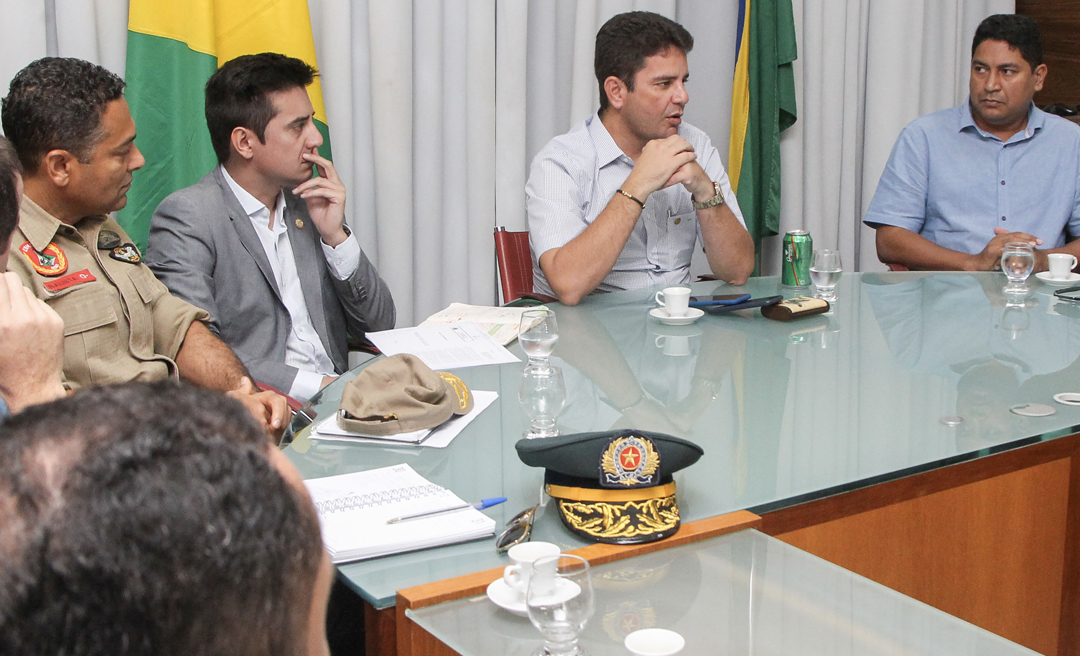 Governador abre discussões para melhoria salarial de policiais militares