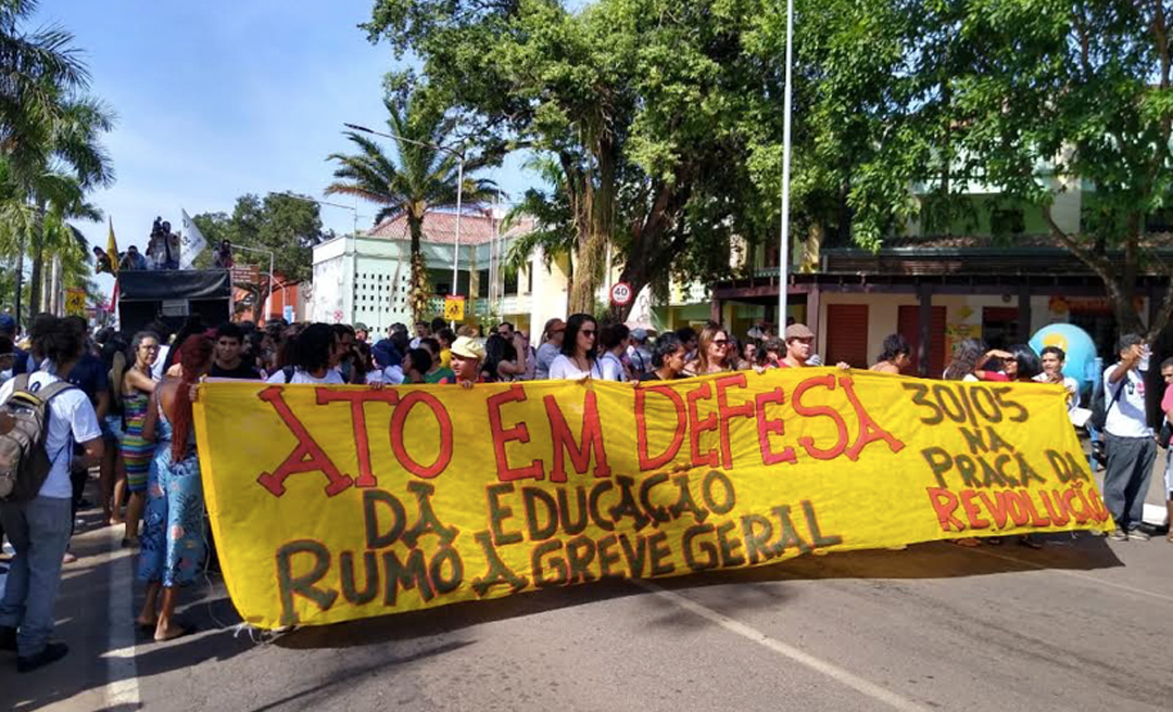 Com livros nas mãos e gritos anti-Bolsonaro, manifestantes promovem ato no Acre contra o contingenciamento na educação e a reforma da Previdência