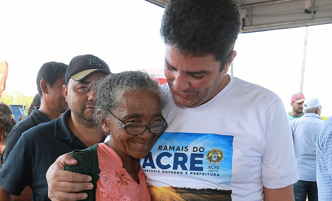 Em Porto Walter, Gladson Cameli entrega recursos para revitalizar ramais e desobstruir igarapés
