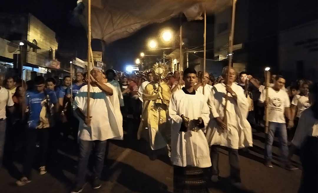 Procissão de Corpus Christi leva fiéis às ruas de Rio Branco