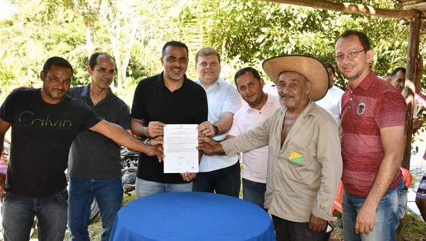 Ilderlei Cordeiro dá início a obra de pavimentação do acesso à comunidade do Crôa