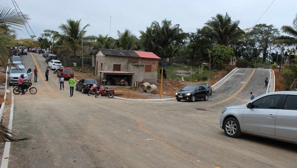 Em Brasileia, Prefeita Fernanda Hassem, entrega ruas pavimentadas para comunidade
