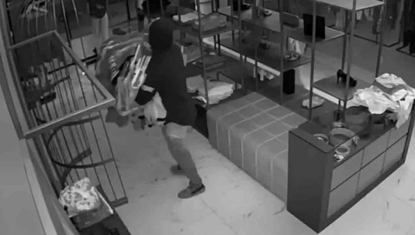 Veja o vídeo do furto de roupas em uma loja no Espaço Village em Rio Branco