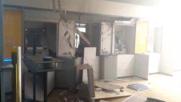 Criminosos invadem agência do Banco do Brasil em Brasileia, explodem caixas eletrônicos e deixam rastro de destruição