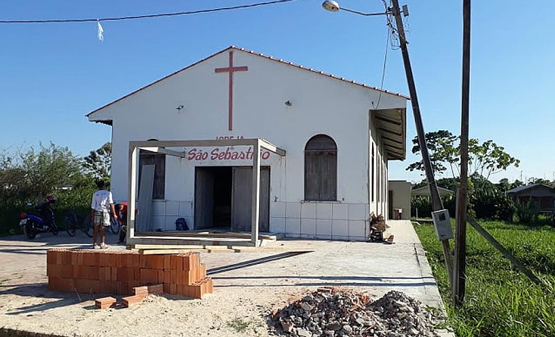 Bandidos tocam fogo em altar de igreja no interior do Acre