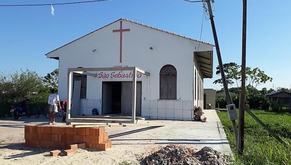 Bandidos tocam fogo em altar de igreja no interior do Acre