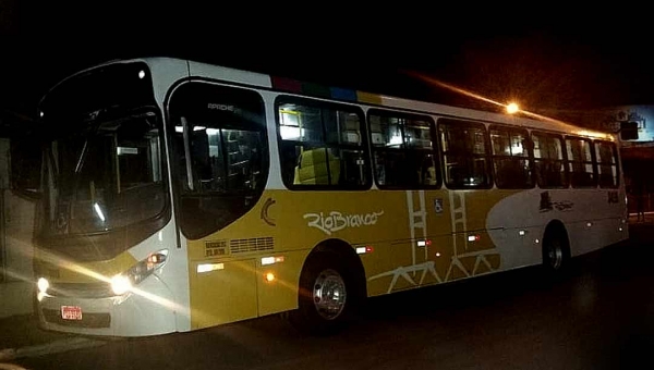 Jovens armados com escopeta rendem motorista e fazem arrastão em ônibus do Universitário