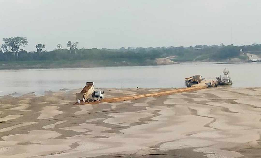 Acesso de quase 200 metros é improvisado em banco de areia no rio Madeira para ancoragem de balsas