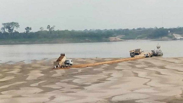Acesso de quase 200 metros é improvisado em banco de areia no rio Madeira para ancoragem de balsas