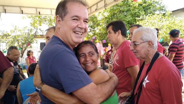 Tião Viana comparece à sede do PT para votar, posa para fotos, mas evita entrevista
