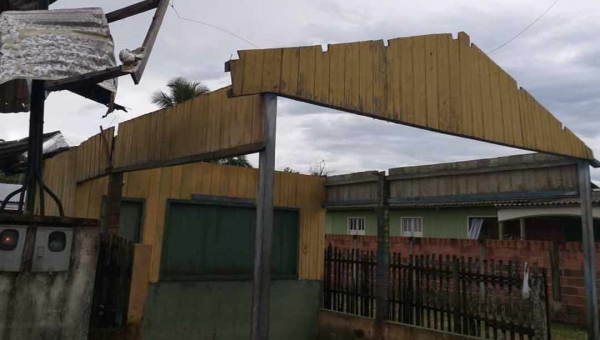 Temporal deixa casas destalhadas e causa muitos prejuízos a moradores do Vale do Juruá