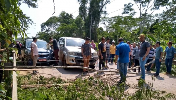 Estrada de Porto Acre é fechada por manifestantes em protesto contra buraqueira