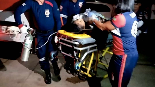 Mulher leva tiro nas costas durante tentativa de assalto com troca de tiros entre policial e assaltantes