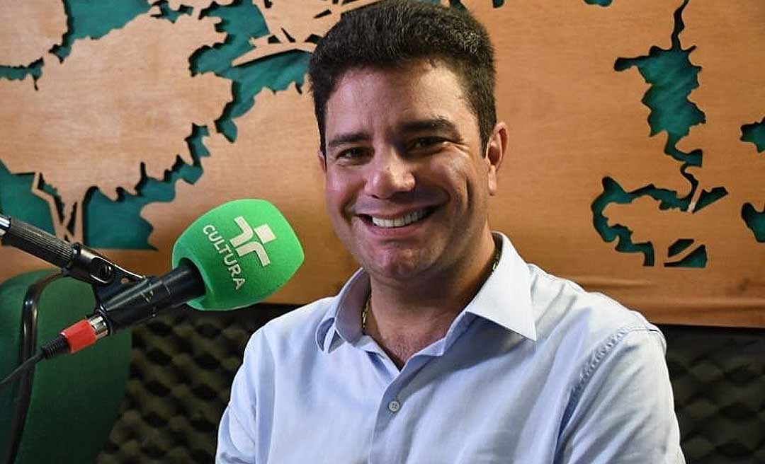 No rádio, Gladson fala em investigação no Depasa e pagamento de dívidas
