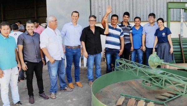 Em Cruzeiro do Sul, governo lança PAA e entrega kits de casa de farinha e abatedouro de aves