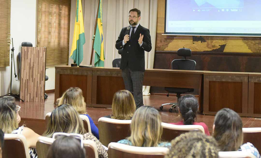 Procurador de Justiça Sammy Barbosa palestra para servidores municipais