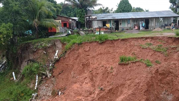 Chuva provoca deslizamento no Ayrton Senna e uma família fica desabrigada; outras seis estão sob monitoramento da Defesa Civil