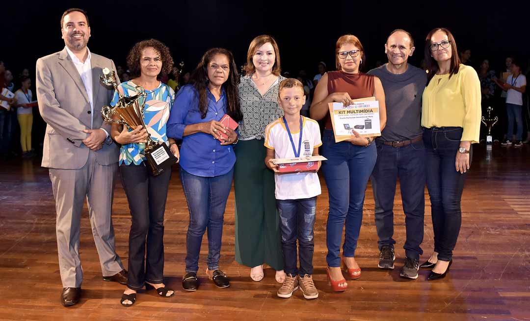 Prefeitura premia redações de estudantes sobre educação fiscal e cidadania