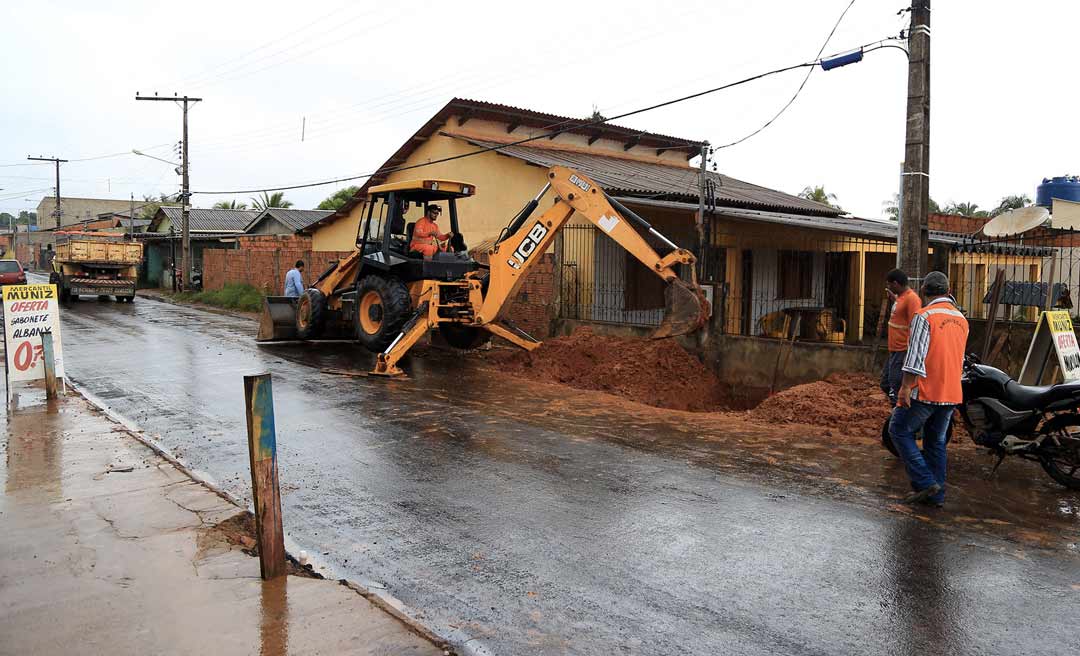 Prefeitura de Rio Branco trabalha na conclusão da pavimentação da rua Turiba, no Ayrton Senna