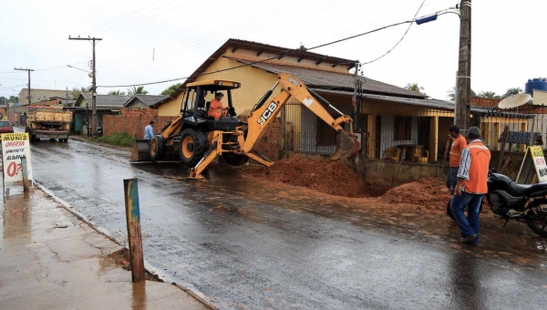 Prefeitura de Rio Branco trabalha na conclusão da pavimentação da rua Turiba, no Ayrton Senna