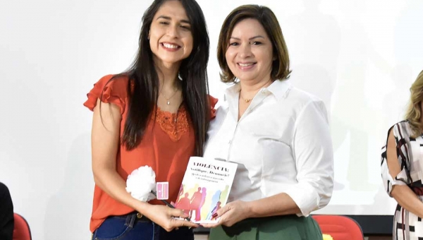 Prefeita Socorro Neri lança cartilha que ensina profissionais de saúde a identificar e notificar violência contra a mulher