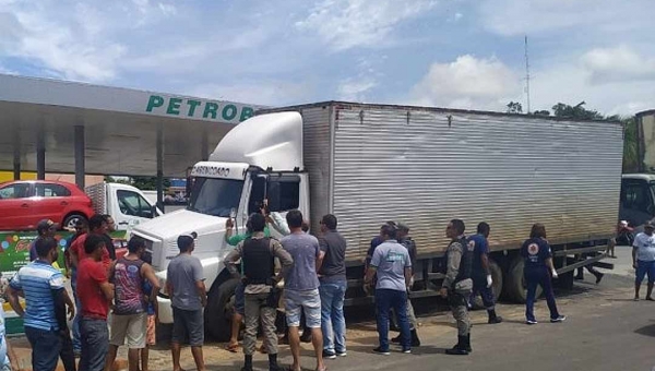 Caminhoneiro é encontrado morto dentro de caminhão em posto de gasolina