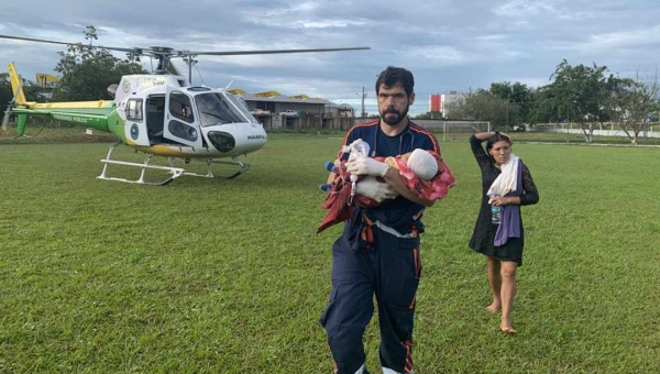 Helicóptero do governo e Samu resgatam bebê indígena em aldeia isolada do Acre