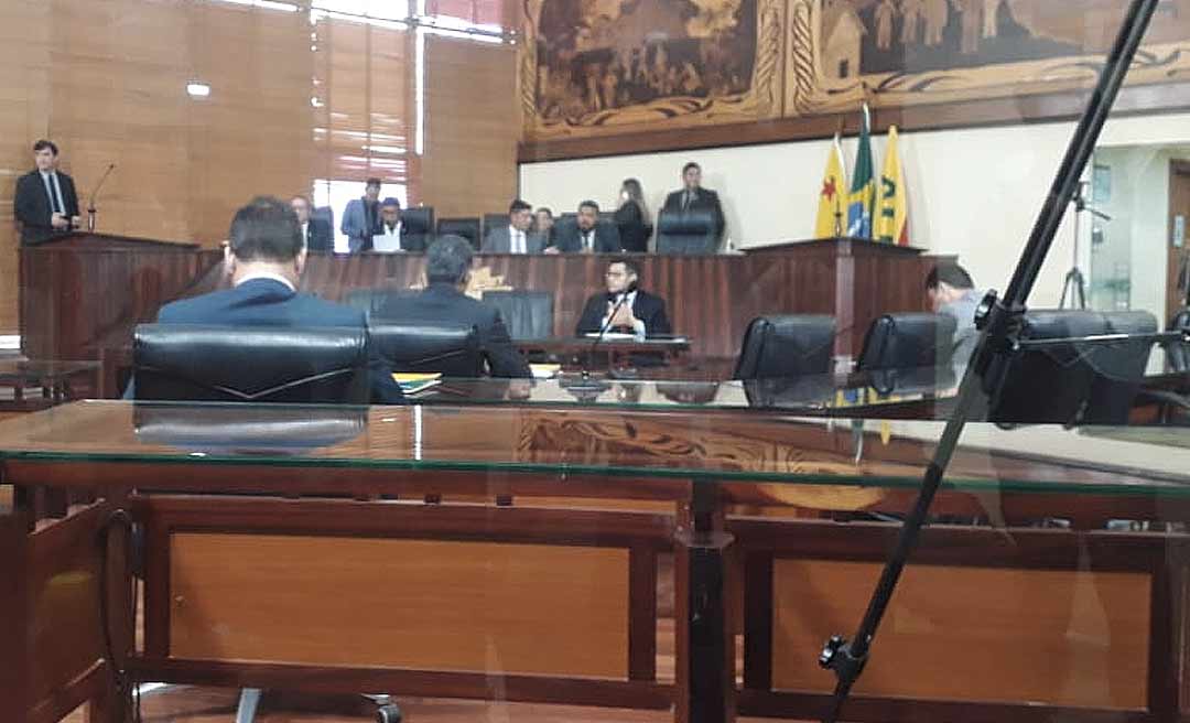 Deputados estaduais vão passar o dia analisando matérias para votar no atacado