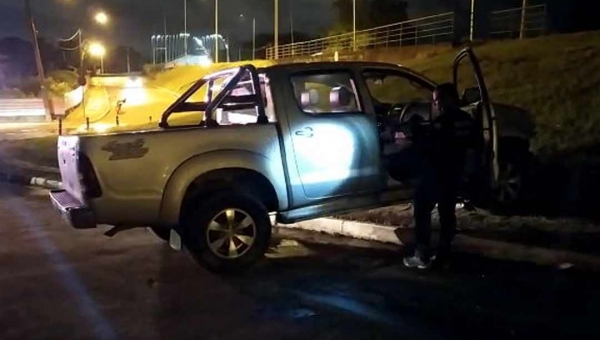 Assaltante é baleado em troca de tiros com a polícia após roubar caminhonete