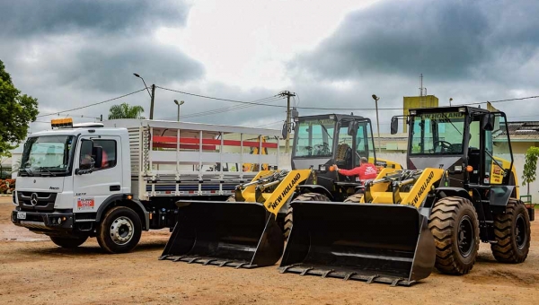 Prefeita Socorro Neri entrega maquinário adquirido com recursos de emenda do ex-senador Jorge Viana