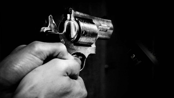 Assaltantes tentam roubar arma de instrutor de tiro e um deles é ferido na perna