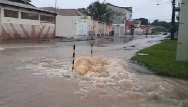 Esgoto transborda durante a chuva e causa transtorno em rua no Nova Esperança, em Rio Branco