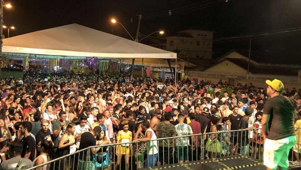 Mais de 5 mil pessoas participaram da primeira noite do CarnaVila em Rio Branco