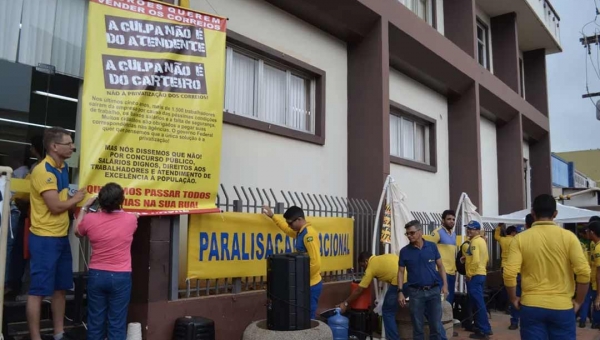 Trabalhadores dos Correios deflagram greve por melhorias nos serviços e contra a redução de carteiros e atendentes