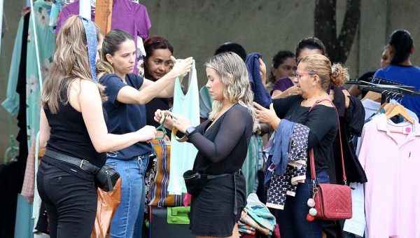 Primeiro dia do Feirão do Desapego atrai grande público ao estacionamento do Teatrão