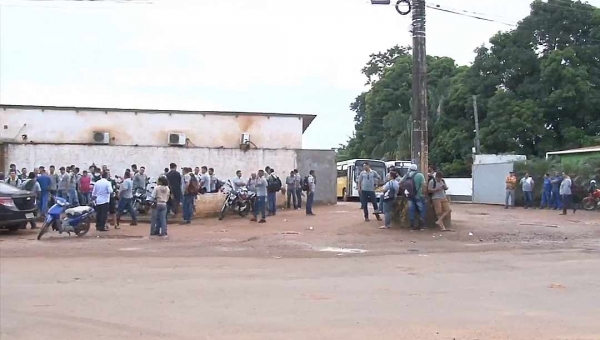 Motoristas de ônibus paralisam atividades em Rio Branco