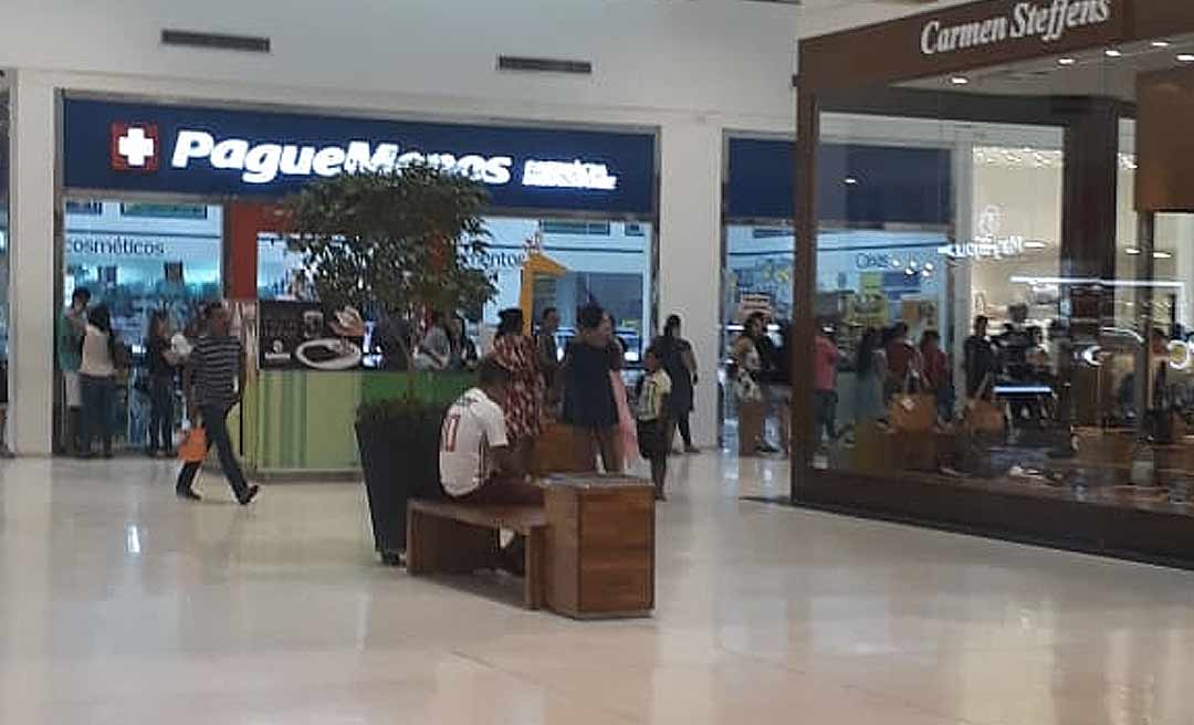 Sapatinho de Luxo faz promoção e clientes se aglomeram em loja