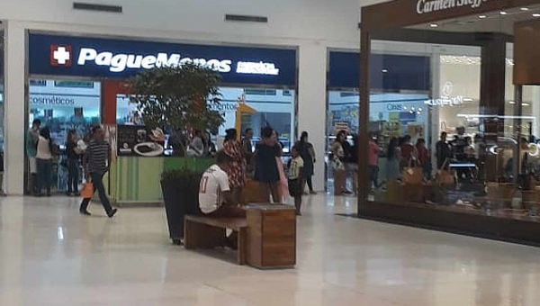 Sapatinho de Luxo faz promoção e clientes se aglomeram em loja