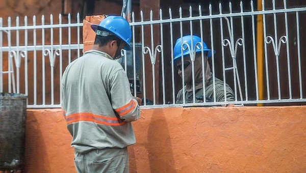 Em meio à pandemia de Covid-19, Energisa segue rotina de cortes no Acre