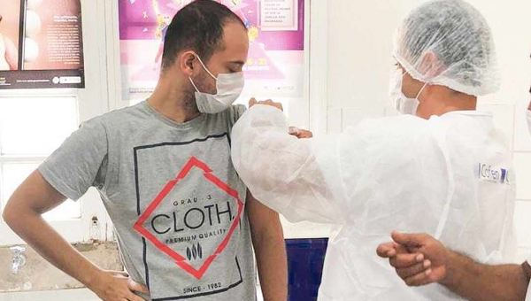 Idosos e profissionais da saúde começam a receber vacina contra a influenza nesta segunda