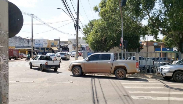 Vacinação de idosos causa congestionamento em Rio Branco